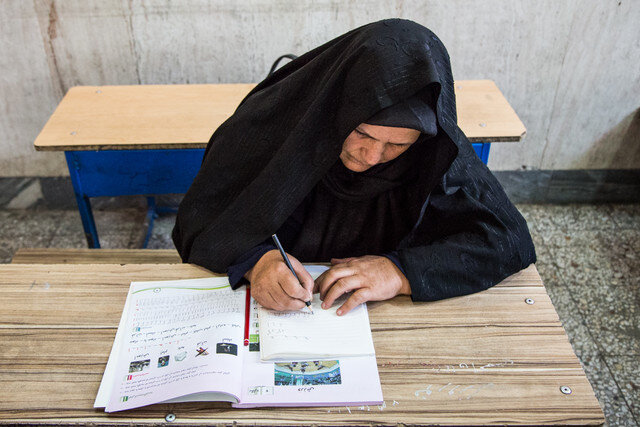 بازآموزی در کنار سوادآموزی دنبال شود