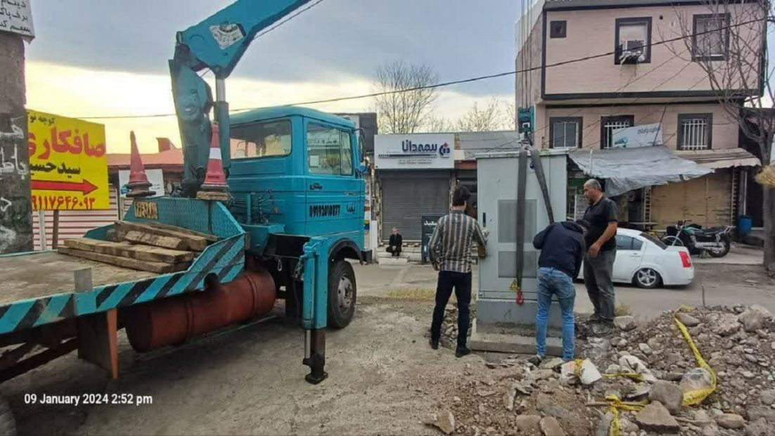 نصب تجهیزات و برگردان کافوهای مخابراتی در جاده سنگر رشت از مسی به نوری