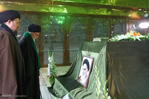 حضور رهبر انقلاب در مرقد مطهر امام راحل و گلزار شهدای بهشت زهرا